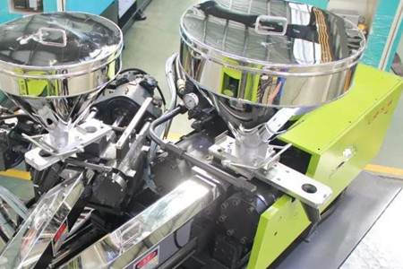 如何選擇混雙色注塑機(jī)？看完后漲知識(shí)！